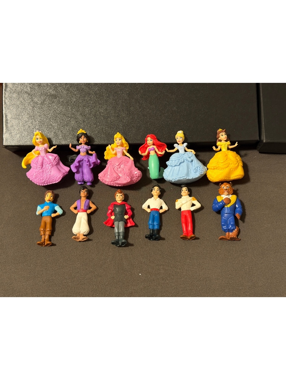 Disney Princesses and Princes Blind Box mini figures. Complete Set of 12.
